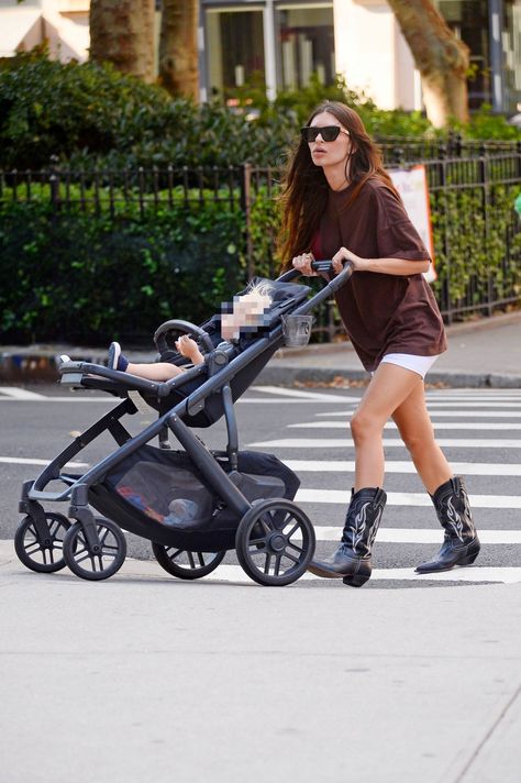 Model Rock, Pregnancy Goals, Brown T Shirt, Brown Tshirt, Emily Ratajkowski, Short Shorts, Baby Fever, Maternity Fashion, Put On