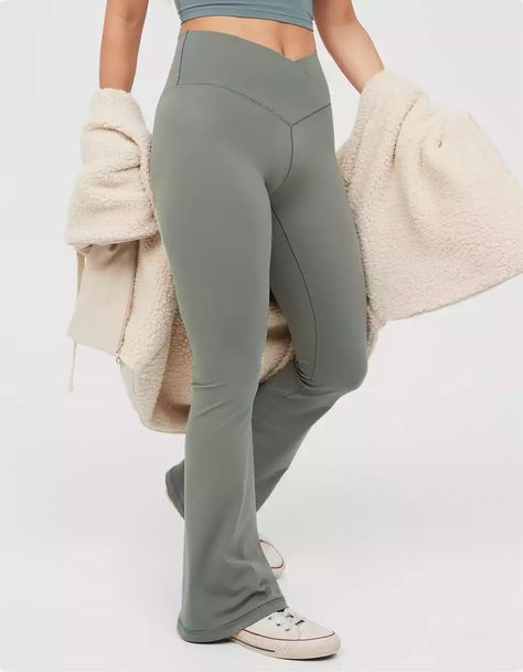 Flare Leggings Arie, Aerie Cross Flare Leggings, Aerie Crossover Flare Leggings, Flared Yoga Pants Outfit, Aerie Leggings Crossover, Yoga Pant Outfits, Beige Hoodies, Arie Offline Leggings, Flare Yoga Pants Outfit