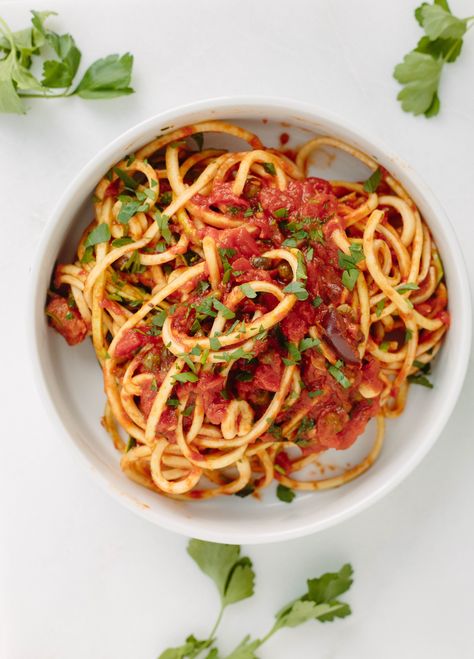 Vegan Zucchini Spaghetti Puttanesca Light Pasta Recipes, Spaghetti Puttanesca, Spiralized Recipes, Clean Eating Soup Recipes, Light Pasta, Zucchini Spaghetti, Favorite Pasta Recipes, Zoodle Recipes, Bacon And Egg Casserole