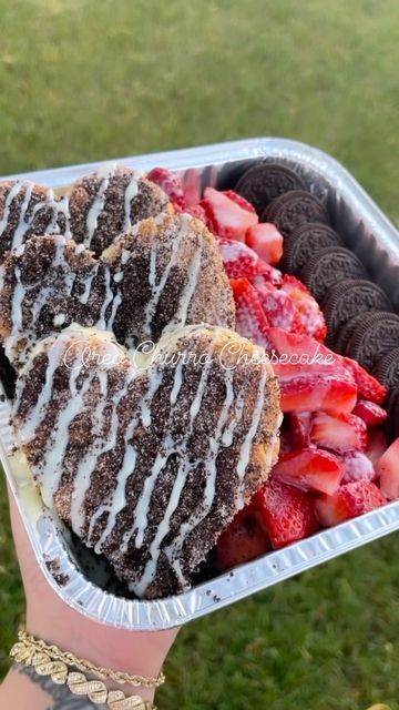 Oreo Churros, Gourmet Candy Apples, Churro Cheesecake, Romantic Desserts, Gourmet Candy, Strawberry Shortcake Recipes, Chocolate Covered Treats, Valentine Desserts, Love S