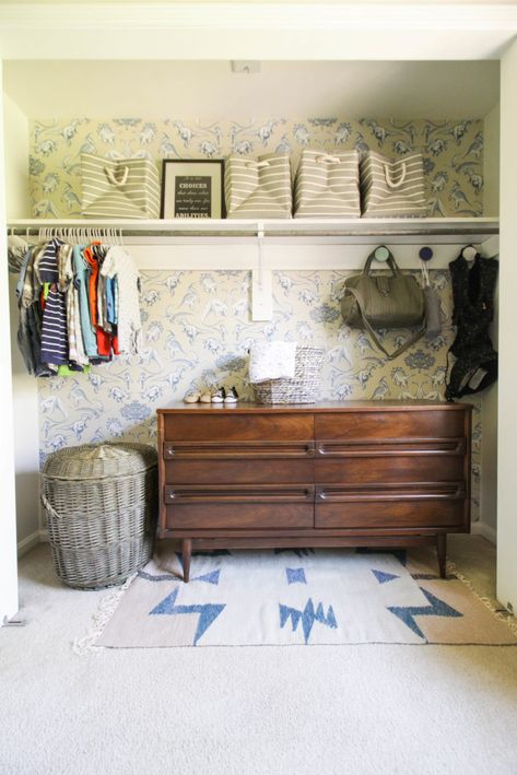 We LOVE how they took the closet doors off and put the changing table in this open concept nursery closet! So cool! Wallpapered Nursery, Twins Closet, Open Closet Ideas, Diy Nursery Closet, Closet Door Ideas, Eclectic Diy, Closet Wallpaper, Cottage Nursery, Earthy Modern