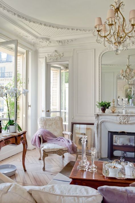 This Elegant Apartment Is What Home Decor Dreams Are Made Of | Modern Interior Design Inspiration. Living Room Set. #homedecor #interiordesign #livingroomideas Parisian Chic Interior Design, Parisian Chic Interior, Interior Design Country, French Style Living Room, Parisian Decor, French Country Living, French Interior Design, Chic Interior Design, French Country Living Room