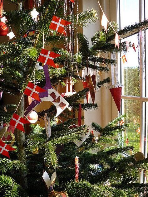 Garlands of Danish flags are a traditional decorations on Danish Christmas trees. Danish Flag, Danish Culture, Danish Christmas, Scandi Christmas, Nordic Christmas, White Christmas Tree, Noel Christmas, Scandinavian Christmas, Christmas Love