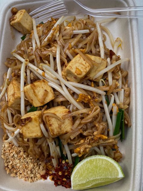 #padthai #vegetarian #lunch #lunchideas #aesthetic Pad Thai Aesthetic, Padthai Vegetarian, Thai Takeout, Canteen Food, 2024 Diary, Food Vibes, Cute Birthday Pictures, Thailand Food, Vegetarian Lunch