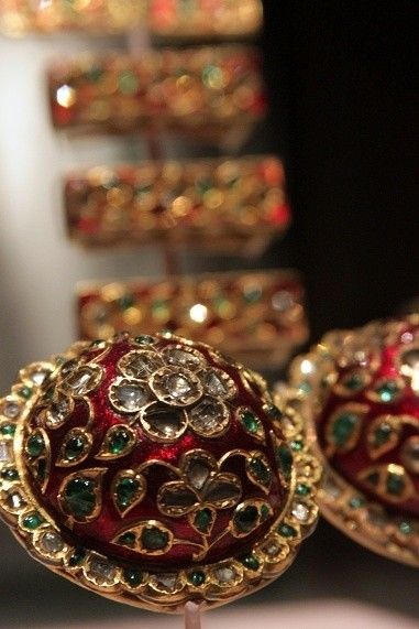 Mughal Jewellery, Meenakari Art, Mughal Designs, Mughal Jewelry, Gold Jewelry Prom, Jaipur Jewelry, Mughal Empire, Traditional Indian Jewellery, Antique Bridal Jewelry