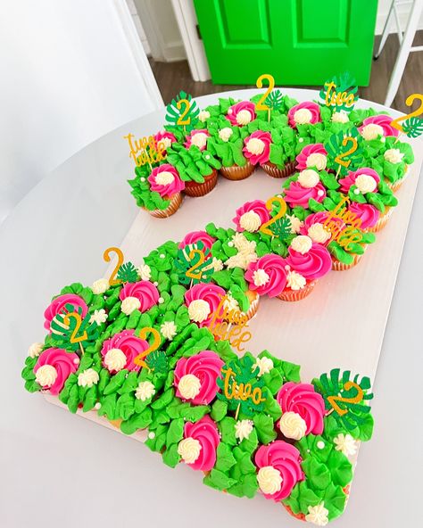 How cute is this “2 Wild” Cupcake Cake?! 🌸🌿 Two Wild Birthday Party Girl Cupcakes, Two Wild Cupcakes Girl, Two Wild Cupcakes, Wild Cupcakes, Pull Apart Cake, Wild Birthday Party, Pull Apart Cupcakes, Two Wild, Girl Cupcakes