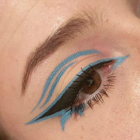 Blue Graphic Liner, Maquillage On Fleek, Funky Makeup, Cute Eye Makeup, Graphic Makeup, Work Makeup, Rave Makeup, Graphic Eyeliner, Eye Makeup Pictures