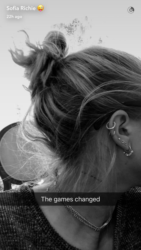 sofia richie 3 Ear Piercings, New Ear Piercing, Double Ear Piercings, Cute Ear Piercings, Sofia Richie, Custom Jewelry Ideas, Silver Ear Cuff, Ear Piercing, Foto Pose