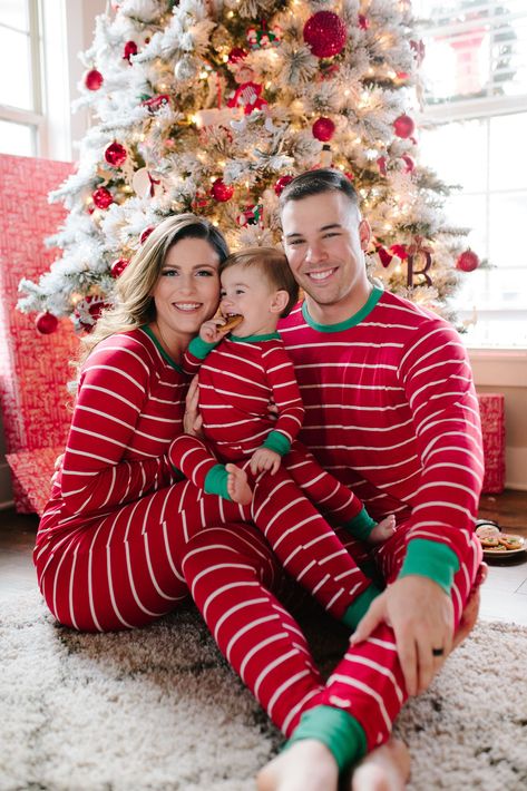 Christmas Pajama Pictures, Matching Family Christmas Outfits, Family Christmas Pictures Outfits, Christmas Photos Outfits, Baby Christmas Photography, Xmas Pics, Family Holiday Pictures, Christmas Pictures Outfits, Christmas Pic