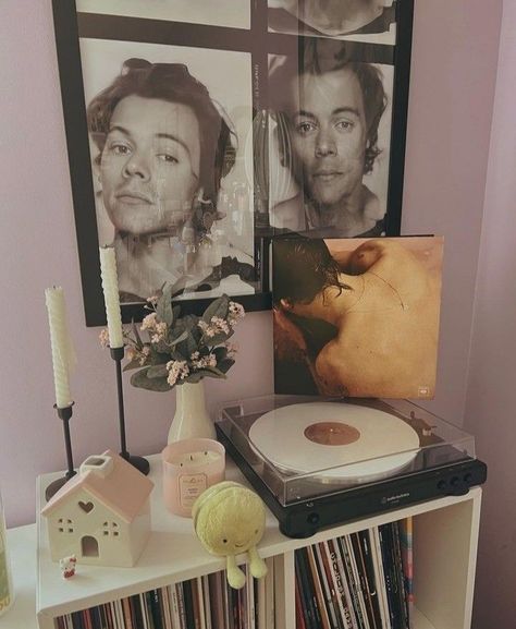 1d Aesthetic, One Direction Room, Stereo Turntable, Harry Styles Aesthetic, Harry Styles Photos, Walls Room, Mr Style, Harry Edward Styles, Room Inspiration Bedroom