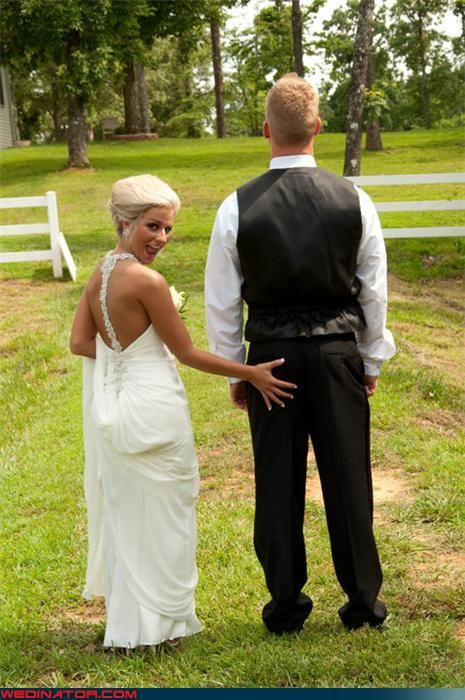 Funny Wedding Photos - Mrs. Grabbypants Funny Wedding Photography, Funny Engagement Photos, Prom Pic Ideas, Prom Picture Ideas, Funny Wedding Pictures, Homecoming Pictures, Prom Picture, Prom Couples, Prom Photography