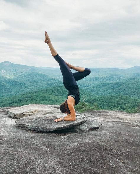 mountains and inversions. my favorite things 😍 Mountain Yoga Photography, Foto Yoga, Yoga Master, Fitness Photoshoot, Yoga Photography, Yoga Postures, Mountain Top, Handstand, Best Yoga