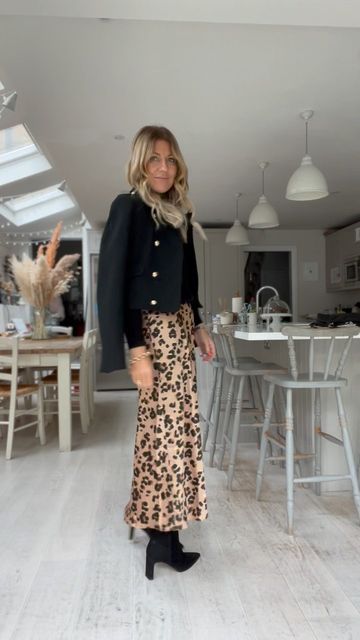 Leopard Skirt Outfit Winter, Skirt Boots Outfit, Leopard Skirt Outfit, Style For Winter, Black Leather Jacket Outfit, Headshot Ideas, Winter Skirt Outfit, Leopard Skirt, Animal Print Skirt