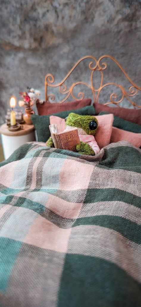 Frog Reading 📖 phone wallpaper 💖 Easy Crochet Rose, Whimsical Crochet, Crochet Tulip, India Rose, Miniature Knitting, Frog Life, Knitting Toys, Crochet Frog, Frog And Toad