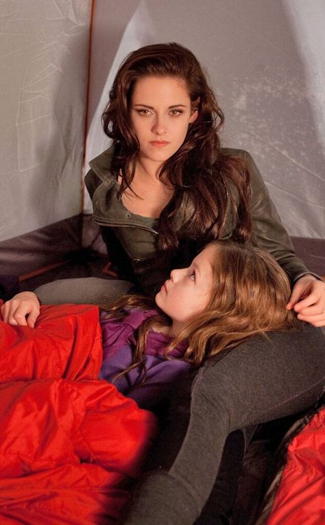 Bryce Howard, Twilight Renesmee, Twilight Saga Breaking Dawn, Kristen Stewart Movies, Twilight Quotes, Twilight 2008, Twilight Saga Series, Beau Film, Mackenzie Foy