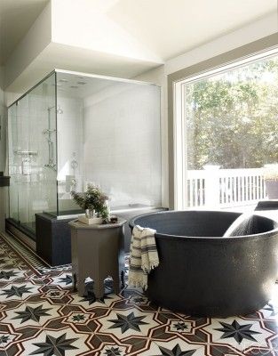 Romantic Bathrooms-16-1 Kindesign Geometric Tile Floor, Celebrity Bathrooms, Round Bathtub, Japanese Bathroom Design, Large Bathtubs, Bathtub Ideas, Romantic Bathrooms, Cement Tile Floor, Japanese Bathroom