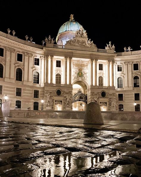 Hofburg palace, Wien Hofburg Palace Vienna, Vienna At Night, Hofburg Palace, Soothing Aesthetic, Famous Architecture, Breathtaking Places, Playlist Covers, Cityscape Painting, Vienna Austria