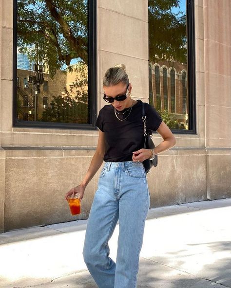 Basic Shirt And Jeans Outfit, Blue Jeans Black Top Outfit, Elevated Jeans Outfit, Black Pullover Outfit, T Shirt Jeans Outfit, Basic Jeans Outfit, Elevated Basics Style, Elevated Basics Outfit, T Shirt And Jeans Outfit