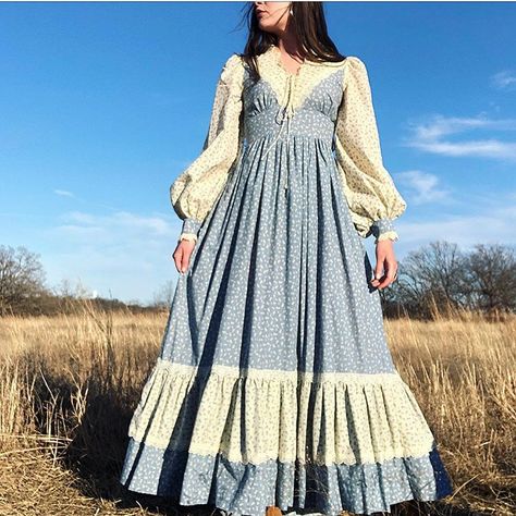 Been savin’ this highly coveted calico #gunnesax prairie dress for #gunnesaxfriday 🌷Tag size 9 / 28” waist 🌷 SOLD Prairie Aesthetic Fashion, Prairie Dress Outfit, Prairie Outfit, 70s Prairie Dress, Modern Prairie, Prairie Dresses, Vintage Prairie Dress, Gunne Sax Dress, Cottagecore Fashion