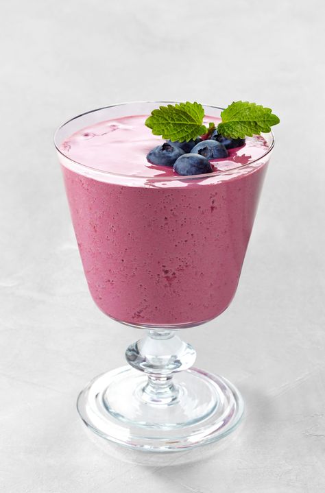 Blueberry Kale Smoothie | Nutrition Refined Blueberry Kale Smoothie, Smoothie Nutrition, Smoothie Guide, Recipes Smoothies, Smoothie Recipes Strawberry, Sweet Smoothies, Berry Smoothie Recipe, Blueberry Smoothie, Kale Smoothie