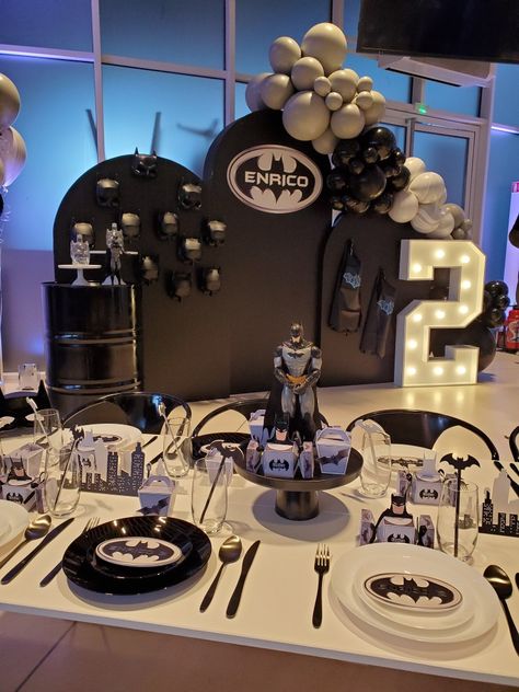 Batman Balloon Decor, Batman And Spiderman Birthday Party, Lego Batman Decorations, Batman Party Theme, Batman Table Decorations, Batman Themed Birthday Party Boys, Batman Balloon Garland, Adult Batman Party, Batman Themed Birthday Party Decoration