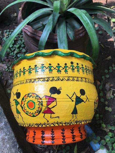 Warli Paintings On Pots, Warli Art On Pots, Terracotta Pot Painting, Teracotta Pots, Painting Pots, Warli Art, Pot Painting, Pot Design, Painted Terra Cotta Pots