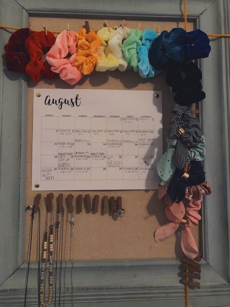 Diy Scrunchie Holder On Wall, Scrunchie Organization Diy, Scrunchie Organization, Cork Board Organization, Vsco Bedroom, Scrunchie Holder, Board Organization, Diy Cork Board, Diy Cork