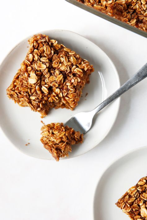 Holiday Gingerbread Oatmeal Bake - Lexi's Clean Kitchen Gingerbread Oatmeal, Oatmeal Bake, Lexi's Clean Kitchen, Mason Jar Salad, Perfect Brunch, Holiday Breakfast, Baked Oats, Nutritious Breakfast, Quick Oats