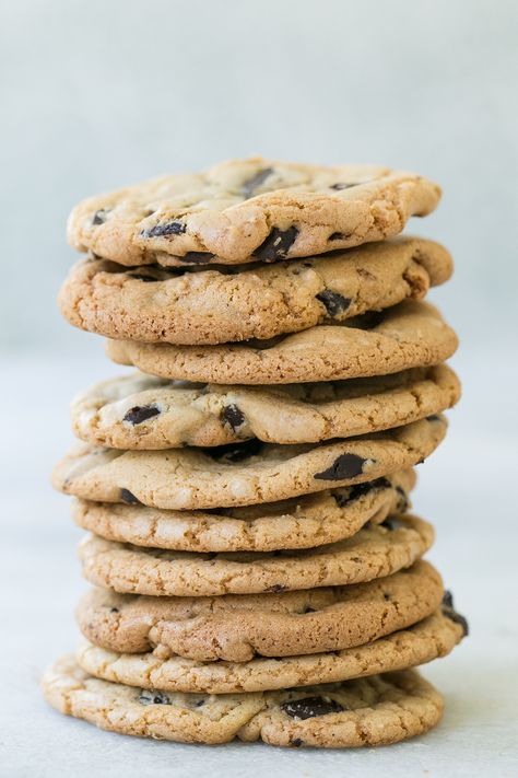 Using oil instead of butter, these butter-less chocolate chip cookies are a fun way to mix up a classic recipe and make perfectly moist cookies. Recipes Without Butter, Chocolate Chip Cookies Without Butter, Butterless Cookies, Cookie Recipes Without Butter, Cookies Without Butter, Resepi Biskut, Entertaining Tips, Cookies Sugar, Chocolate Crinkles