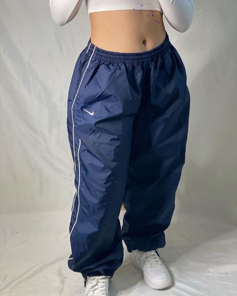 ╯𝚍𝚛𝚒𝚙𝚝𝚊𝚐𝚎🪐 ™ ╭ on Instagram: “SOLD😗 Navy blue NIKE windbreaker pants Size XLarge (It has an adjustable string on the inside to fit smaller!) Flaw: it has a faded spot…” Navy Blue Track Pants Outfit, Windbreaker Pants Outfit, Nike Parachute Pants, Nike Track Pants Outfits, Nike Windbreaker Pants, Parachute Pants Outfit, Fye Outfits, Nylon Outerwear, Swishy Pants