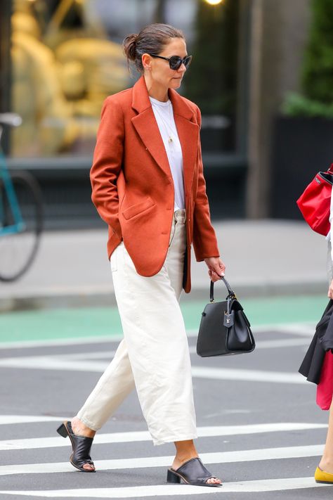 Orange Blazer Outfits, Outfits Sommer, Cream Trousers, Orange Coat, Fall Blazer, Orange Blazer, Orange Jacket, Style Inspiration Fall, Katie Holmes