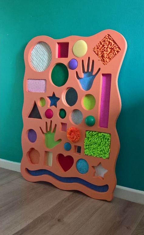 Interactive Sensory Wall, Preschool Sensory Wall, Sensory Bulletin Board, Diy Sensory Wall, Sensory Board Ideas, Panel Sensorial, Sensory Materials, Sensory Classroom, Diy Sensory Toys