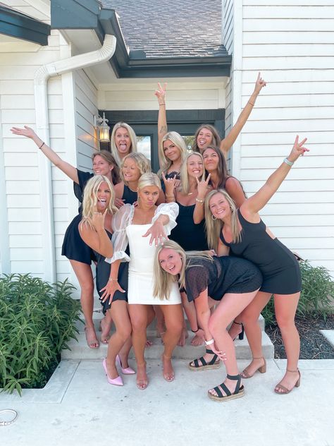 Bachelorette Trip Pictures, Bachelorette Black Outfit Night Party, Bacherolette Party Outfit Ideas, Bachelorette Party Outfit Charleston, Bach Beach Trip, Bachelorette Party Going Out Outfits, Bachelorette Going Out Outfits Group, Bach Bride Outfit, Bach Weekend Outfits