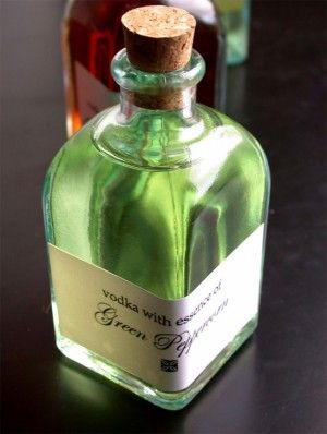 Infuse vodka for delicious, easy-to-handle homemade gifts | Offbeat Home Simple Martini, New York Brunch, Infuse Vodka, Recipes Using Dill, Dill Pickle Vodka, Booze Gift, How To Make Vodka, Pickle Vodka, Homemade Liquor