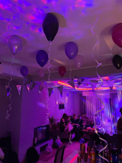 Night Bday Party Decoration, House Party Inspo Decoration, Nightclub Themed Birthday Party, Euphoria Sleepover, House Party Birthday Decoration, Euphoria Party Drinks, Euphoria Party Snacks, Chill Bday Party Ideas, Euphoria Aesthetic Birthday Party