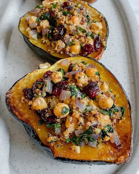 Vegan Stuffed Acorn Squash [With Quinoa] - Food Sharing Vegan Vegan Acorn Squash Recipes, Vegan Acorn Squash, Vegan Stuffed Acorn Squash, Acorn Squash Recipes Healthy, Stuffed Acorn Squash Vegetarian, Quinoa Stuffing, Vegan Green Bean Casserole, Stuffed Acorn Squash, Acorn Squash Recipes