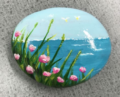 Rock Painting Ideas For Boyfriend, Big Rock Painting Ideas For Garden, Nature Rock Painting, Rock Painting Ideas Ocean, Things To Paint On Rocks Aesthetic, Rock Painting Summer, Beach Rock Painting Ideas, Rock Painting Ideas Cute, Stone Painting Flower