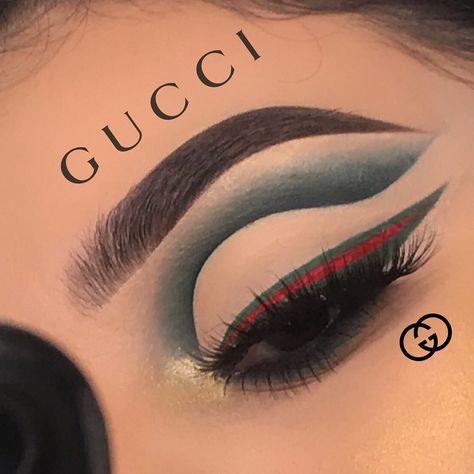 Louis Vuitton Makeup Look, Gucci Makeup Looks, Versace Makeup Look, Rodeo Makeup, Macbook Organizer, Versace Makeup, Gucci Makeup, Makeup Themes, Makeup Magazine