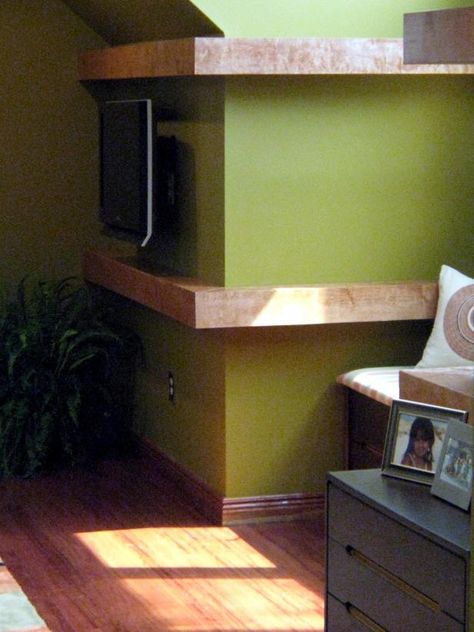 Build Floating Shelves to Wrap Around a Corner Wall | Interior Design Styles and Color Schemes for Home Decorating | HGTV Corner Shelves Diy, Corner Closet Shelves, Floating Shelf Plans, Shelves Ikea, Stool Woodworking Plans, Corner Shelf Ideas, Corner Shelf Design, Bed Woodworking Plans, Ikea Australia