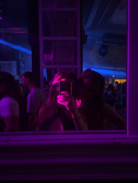 Club Pictures Night Friends, Asthetic Nights, Club Selfie, Friends Party Night, Foto Best Friend, Concert Aesthetic, Chill Photos, Teen Party, Neon Fashion