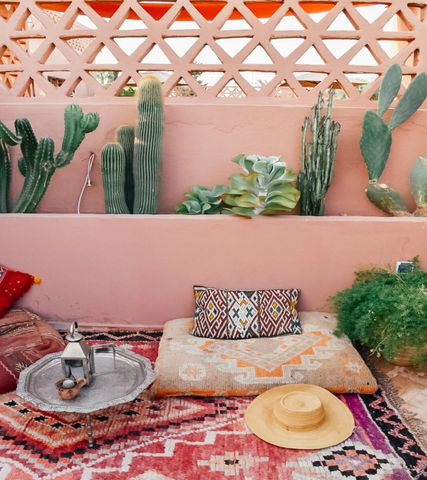 Taking Moroccan rugs outside: Dare or scare? – Qarrya Home Mexican Interior Design, Moroccan Garden, Mexican Interiors, Moroccan Interior Design, Moroccan Style Interior, Moroccan Interiors, Apartment Patio Decor, Patio Decorating Ideas On A Budget, Moroccan Design