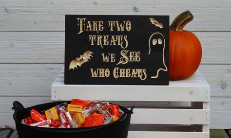 40% OFF and FREE SHIPPING https://www.groupon.com/deals/gs-personalized-halloween-candy-bowl-sign Halloween Candy Bowl Sign, Candy Bowl Sign, Signs For Halloween, Spooky Signs, Halloween Candy Bowl, Camper Decor, Trunk Or Treat, Candy Bowl, Halloween Signs