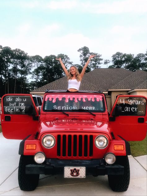 car decorating First Day Of Senior Year, Prom Car, Senior Year Diy, Senior Year Things, Senior Week, Senior Year Fun, Senior Year Pictures, Senior Crowns, Spirit Week Outfits