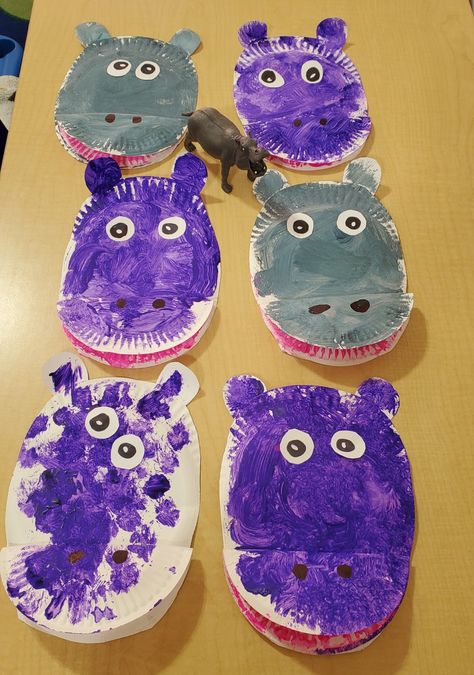 Today kids learned about another jungle animal " Hippo " and enjoyed the story (Don't Tickle the Hippo) we also enjoyed making our awesome hippo craft, they were so excited to see how awesome this paper plate Hippopotamus craft turned out . Jungle Art Preschool, Hippopotamus Craft, Hippo Craft, Jungle Animals Preschool, Hippo Crafts, Jungle Animal Crafts, Simple Mom Project, Safari Crafts, Jungle Crafts