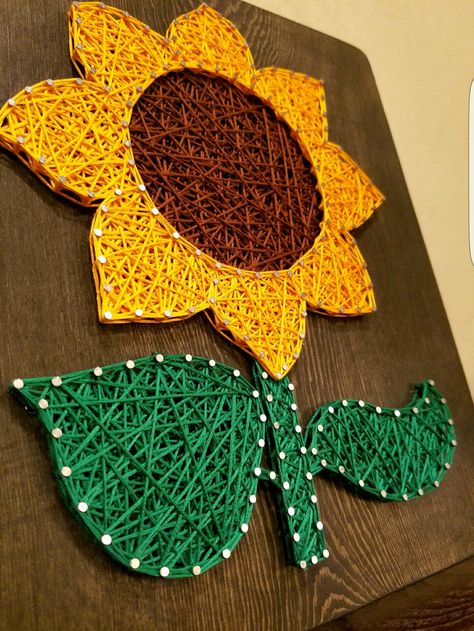 فن الرسم بالمسامير, Craft Work For Kids, Arts And Crafts For Adults, String Wall Art, String Art Patterns, String Art Diy, Thread Art, Macrame Wall Art, Art Yarn