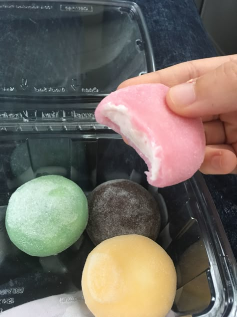 Mochi Aesthetic, Desserts Japonais, Cute Core, Junk Food Snacks, Food Gallery, Cute Snacks, Japanese Dessert, Aesthetic Cute, Food Obsession