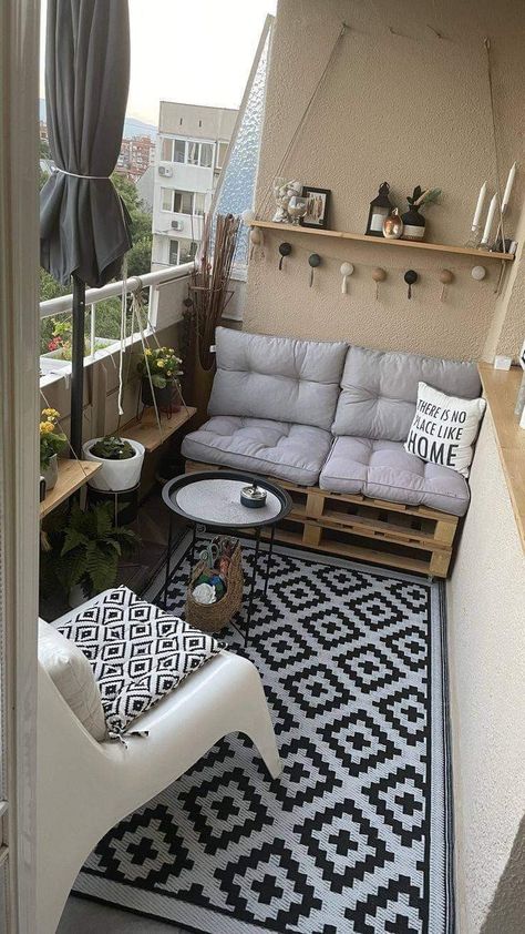 Balcon Mic, Urban Interior Design, Small Apartment Balcony Ideas, Small Patio Furniture, Small Balcony Design, Deco Studio, Small Balcony Decor, Apartment Balcony, Small Balcony Ideas