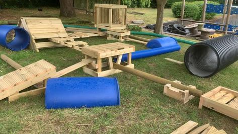 Dog Backyard Ideas Plays, Dog Play Structure, Outdoor Dog Area Play Spaces, Dog Outdoor Play Area, Dog Yard Ideas Play Areas, Dog Playground Backyard Diy, Dog Playground Backyard, Outdoor Dog House Ideas, Dog House Ideas