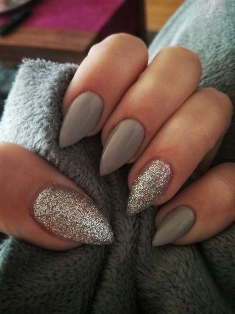 Light Grey Sns Nails, Light Grey Sparkle Nails, Trendy Grey Nails, Nails With Grey Dress, Black Gray Sparkle Nails, Nails For Gray Dress, Classy Grey Nails, Steel Grey Nails, Simple Fall Acrylic Nails Almond