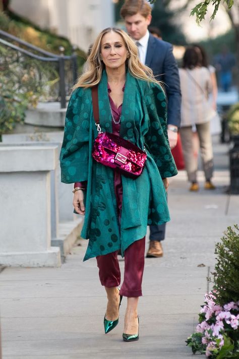 Sarah Jessica Parker Street Style, Sara Jessica Parker, Carrie Bradshaw Outfits, Parker Outfit, Carrie Bradshaw Style, Fendi Baguette Bag, Sarah Jessica, Fendi Baguette, And Just Like That